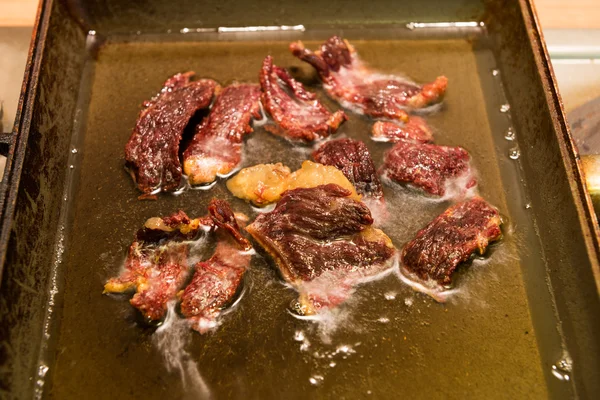Smażenie mięsa na patelni — Zdjęcie stockowe