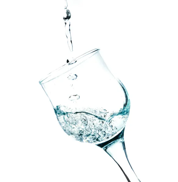 Wasser spritzt in ein Glas — Stockfoto