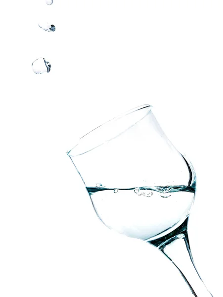 Éclaboussures d'eau dans un verre, vertical — Photo