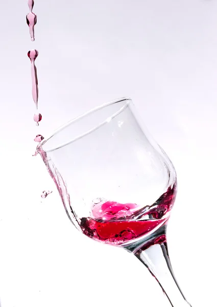 Splash dans un verre de vin rouge — Photo