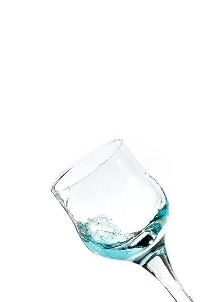 Spruzzo di acqua blu nel bicchiere — Foto Stock