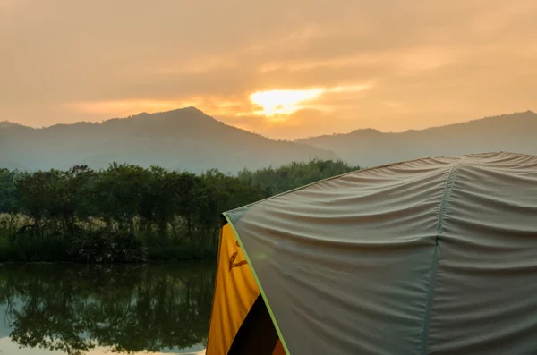 Namiot ustawiony na użytki zielone góry — Zdjęcie stockowe