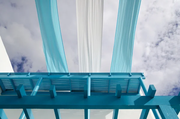 Un balcón azul y un paño azul —  Fotos de Stock