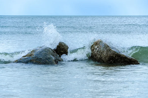 Vlny tříštící se o pobřeží s mořem — Stock fotografie