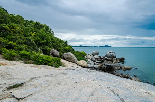 Rock op het strand van khao tao — Stockfoto