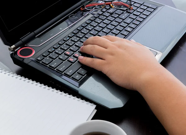 Geschäftsmann Hände beschäftigt mit Laptop — Stockfoto