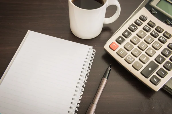 Tasse à café, Fichier documentaire, Stylo, Calculatrice, bloc-notes sur boisé — Photo