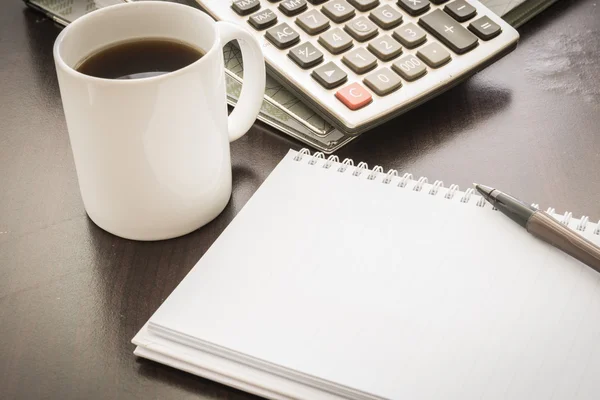 Kaffekopp, dokumentmappe, penn, kalkulator, notatblokk på tre – stockfoto