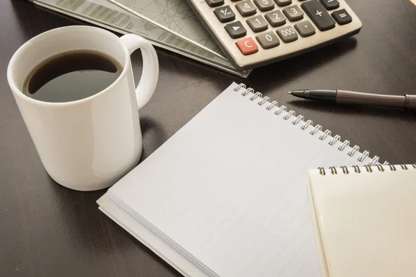 Šálek kávy, soubor dokumentu, pero, kalkulačka, Poznámkový blok na zalesněný — Stock fotografie