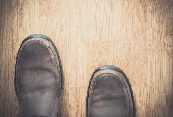 Bruine schoenen op hout achtergrond — Stockfoto