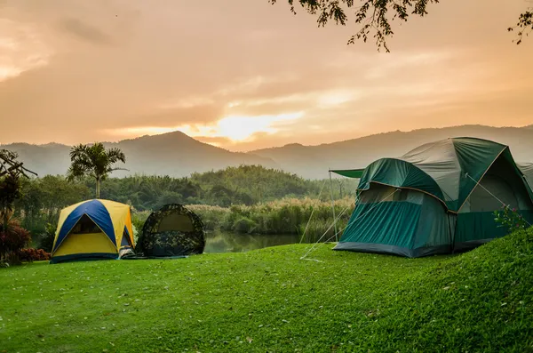 Zelt auf der Wiese des Berges — Stockfoto