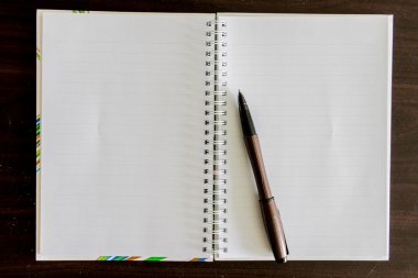 Boş beyaz defter ve kalem masa açmak