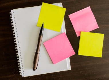 Masanın üzerine kalem ve hatırlatma notları ile not etmek