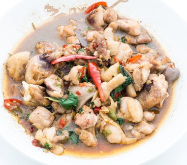 Kutsal Fesleğenli kızarmış tavuk karıştırın baharatlı Tayland gıda