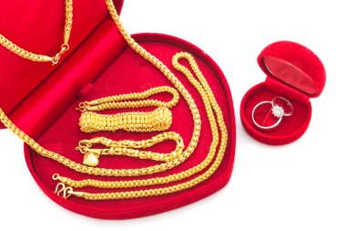 nişan yüzüğü ve altın takı