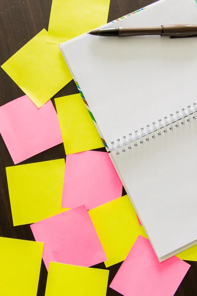 Notepad with pen and reminder notes on the table — Stock Photo, Image