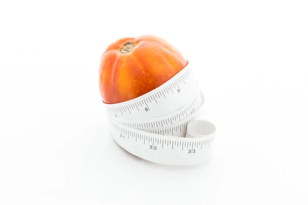 Tomate con cintura medida. dieta concepto de pérdida de peso . — Foto de Stock