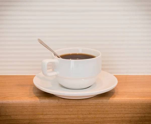 Weiße Tasse schwarzen Kaffee horizontal — Stockfoto