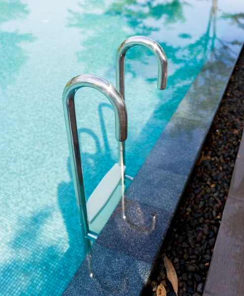 Piscina con escalera de acero — Foto de Stock