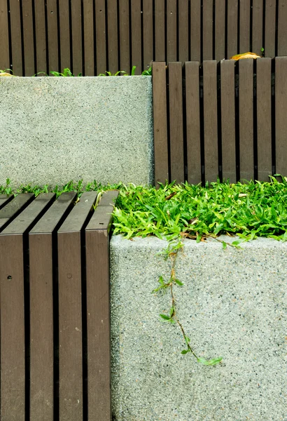 Houten met groen gras achtergrond — Stockfoto