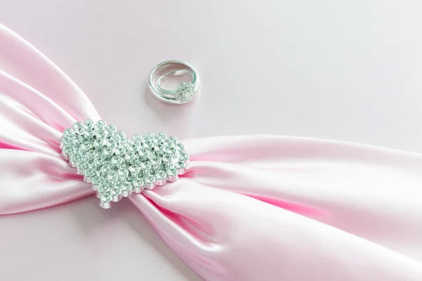 Обручальное кольцо, розовая лента и димонное сердце — стоковое фото