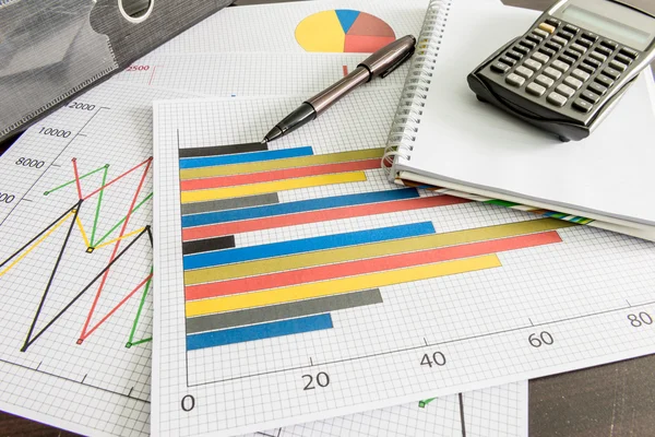 Financiële grafieken, calculator, documentbestand, pen op de tafel — Stockfoto