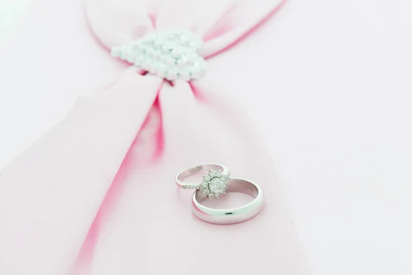 Forlovelsesring, rosa bånd og dimonhjerte – stockfoto