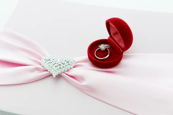 订婚戒指，粉红丝带和戴蒙的心 — 图库照片
