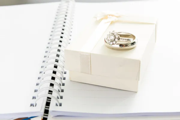 Engagement ring and gift box on note book — Stock Photo, Image