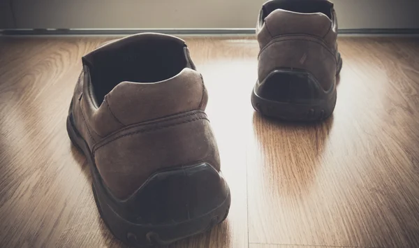 Zapatos marrones sobre fondo de madera — Foto de Stock