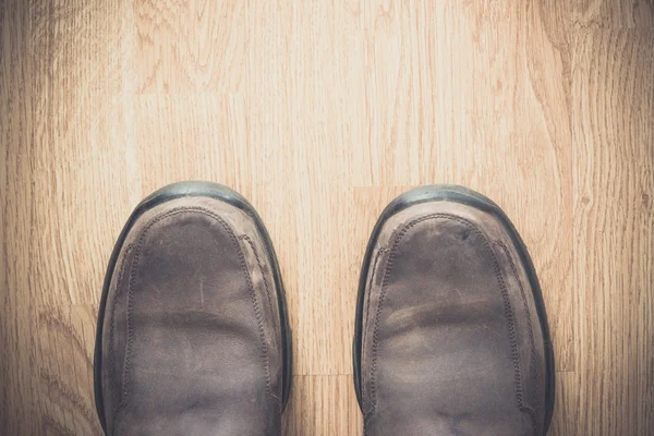 Zapatos marrones sobre fondo de madera — Foto de Stock