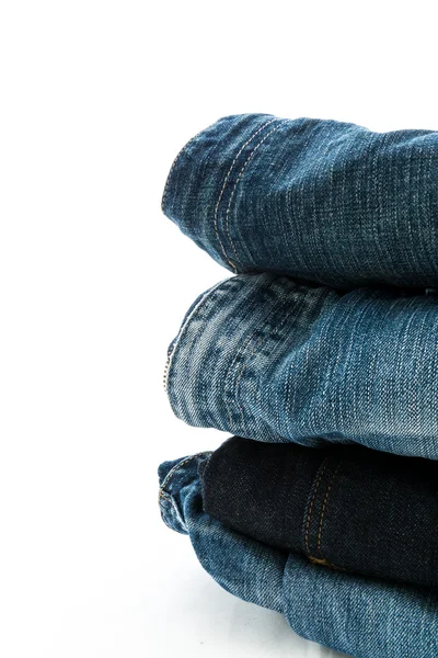 Pila di jeans isolati su sfondo bianco — Foto Stock