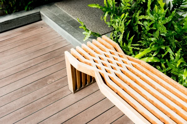 Dřevěná lavice na dřevěnou podlahu — Stock fotografie
