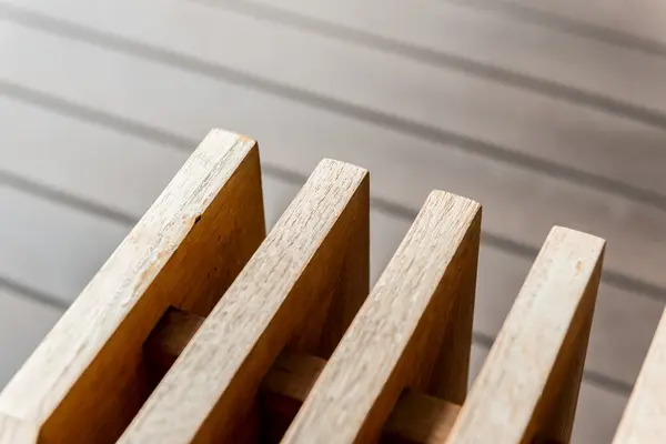 Un banco de madera en el suelo de madera —  Fotos de Stock