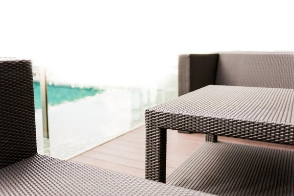 Nahaufnahme Stuhl neben Schwimmbad auf der Empore — Stockfoto