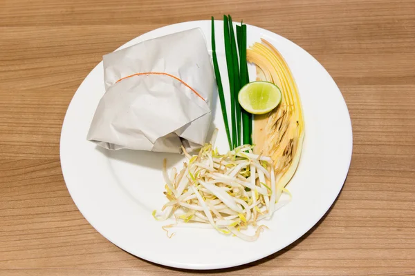 Pad thai insvept i papper — Stockfoto