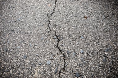 eski yıpranmış ve kırık asfalt ile çatlaklar