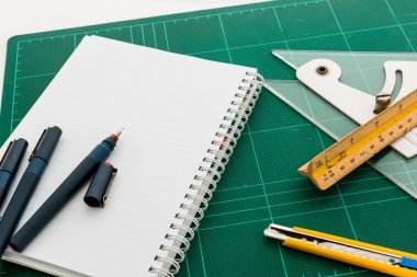 Kesme paspaslar , Kalem çizimleri , açı aracı ayarlamak , ölçek cetvel ,