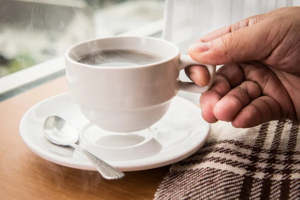 Segurando xícara quente de café — Fotografia de Stock