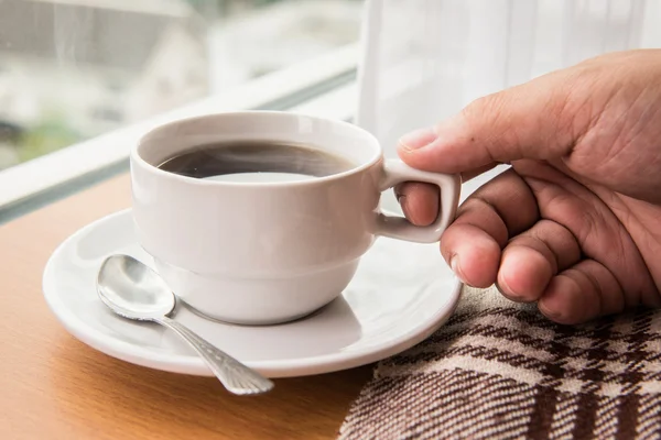 Segurando xícara quente de café — Fotografia de Stock