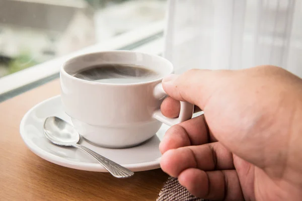 Segurando xícara quente de café — Fotografia de Stock