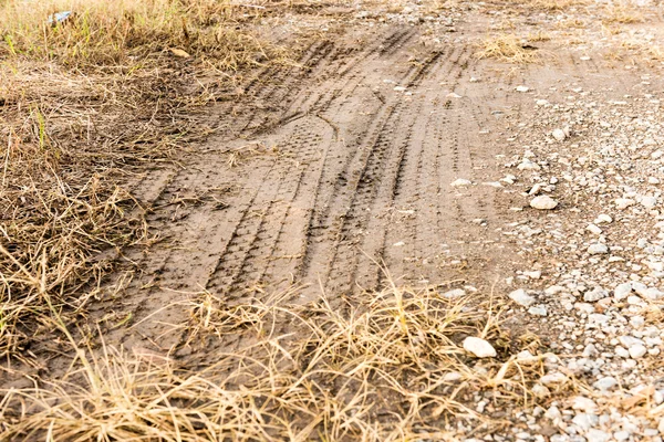 Spuren der Räder von Autos und Motorrädern auf den Straßen in rur — Stockfoto