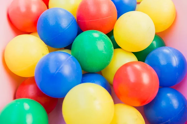 Много цветных пластиковых шариков — стоковое фото