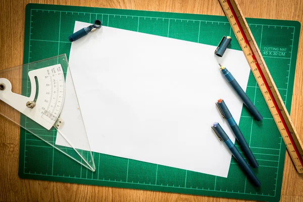 Řezací podložky, papíru, pera kresby, upravit úhel nástroje, měřítko — Stock fotografie