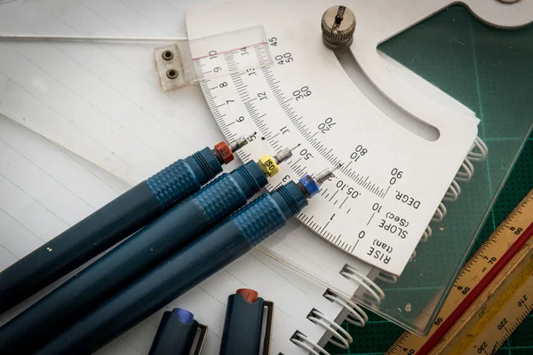 Snijden matten, pen tekeningen, aanpassen hoek gereedschap, schaal liniaal , — Stockfoto