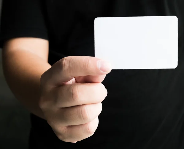 Mão de homem mostrando cartão de visita — Fotografia de Stock