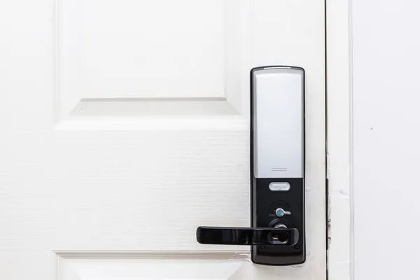 Fechaduras de porta elétrica na porta branca — Fotografia de Stock