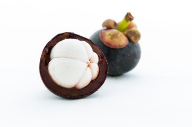 beyaz zemin üzerinde mangosten ayır