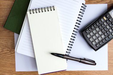 hesap makinesi, kalem ve defter ahşap tablo
