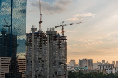 Vinçli ve binalı inşaat alanı
